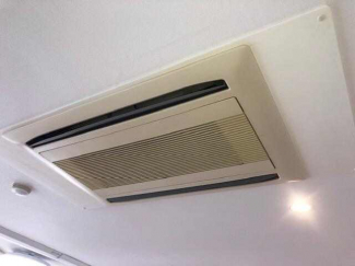 エアコンは天井埋め込み型