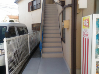 2F（201号室）への階段