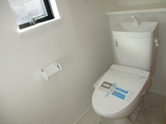 清潔感のある白で統一されたトイレ