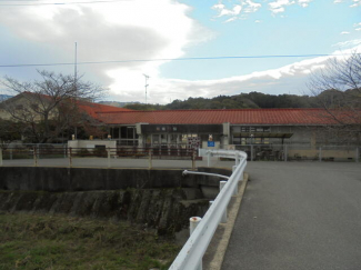 菊間小学校の隣まで400m