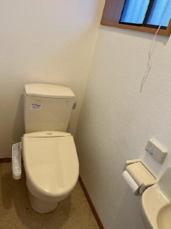 １階のトイレです。温水洗浄便座付きトイレです。