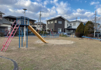 竹ノ鼻公園。滑り台などの遊具も設けられており、小さなお子様も伸び伸びと身体を動かして楽しめます。まで200m