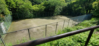 敷地内にある本格的テニスコート（利用は有償）