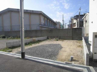 ３号地：東向きで土地間口広々です。裏側（西側）は小学校の敷地