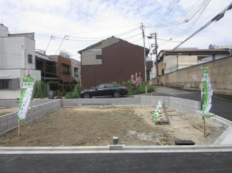 北側隣接地（２号棟）。一部がお庭で建物が無くスッキリしていま