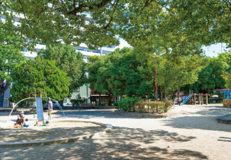 金剛寺浦公園。小さなお子様が楽しめる遊具があります。毎日のお散歩やジョギングコースとして。まで100m