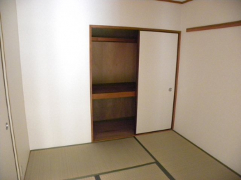 和室には布団も入れることができる押入れがあります。