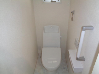 トイレは２ヶ所あり、温水洗浄便座です。こちらは１階です。