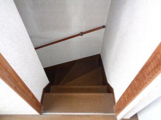 １階へ続く階段です。手すりがあるので昇り降りが楽になります。