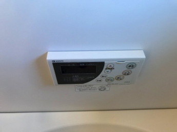 浴室内の給湯器リモコン。寒い冬には助かる追い炊き機能付きです。