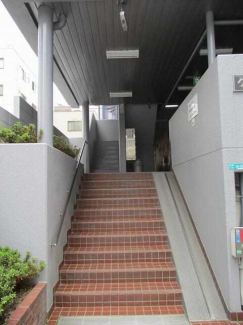 階段を上がった共有廊下にエレベーターがあります。