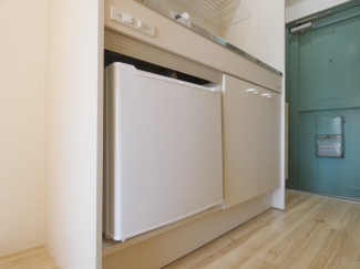 一人暮らしにピッタリサイズの冷蔵庫が備え付けられています。