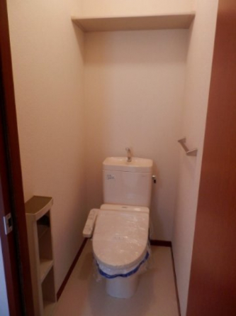 トイレ上部には棚もあって便利です。温水洗浄便座です！