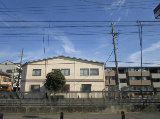 目の前は鳴戸川で建物が無くスッキリとしています、陽当り・通風