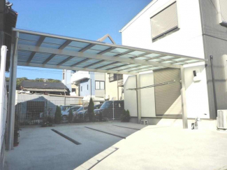屋根付きカーポートは並列駐車２台可能です。