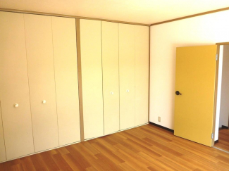 ２階洋室（約８畳）／２間の収納有