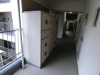 廊下には収納ロッカーがあります　かなりの大容量の収納ロッカーなので重宝すると思います