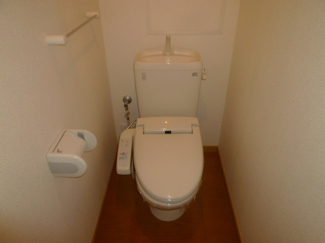 温水洗浄便座付きのトイレです