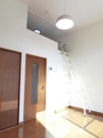 ■居室スペース■－天井も高くロフトも付いて明るい室内です。