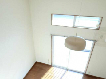 ■居室スペース■－ロフト付きで天井も高く、開放感もたっぷり。