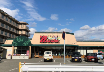 プチマルシェ魚住店。営業時間は９～２１時。地元播磨の地産品を取り扱う地域密着型のスーパー。まで500m