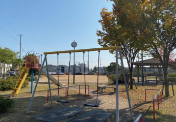 住吉４丁目公園。野球やサッカーが出来そうな広々とした公園。ブランコやすべり台もございます。まで300m
