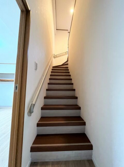 ２階と３階を繋ぐ室内階段　ユニット階段にて交換施工　安全第一