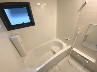 白で統一された浴室は清潔感満載です。窓がついているので湿気対策もできます。