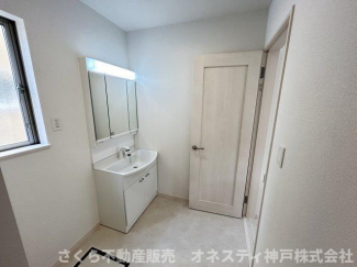 三面鏡のシャワー水栓洗面台です。洗濯機を置いてもスペースに余裕があります。