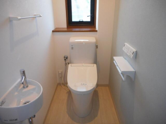 １階トイレ。窓有り。便器・洗浄機能付き便座新調。壁・天井クロ