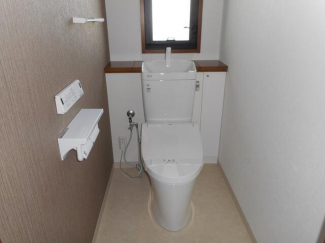 ２階トイレ。窓有り。便器・洗浄機能付き便座新調。壁・天井クロ