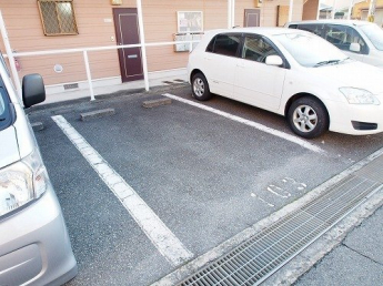 車をお持ちの方に嬉しい駐車場付きの物件です