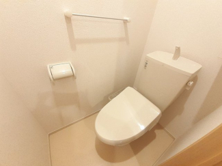 落ち着いた色調のトイレです