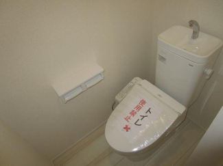 ２階のトイレ：温水洗浄便座付きのトイレです。窓のあるトイレで