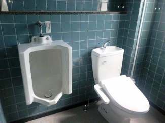 男性用トイレ男性用（洋式・温水洗浄器付きに交換済み）
