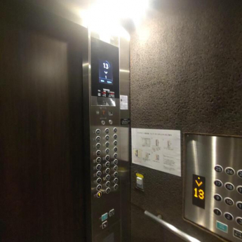 エレベーター内はセキュリティ搭載