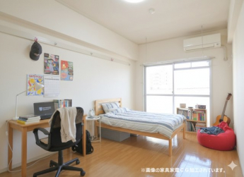 【居間・リビング】 画像内の家具家電はCG加工しております。603号室の画像を使用。号室によって壁紙の色は異なります。