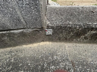 南西側境界標