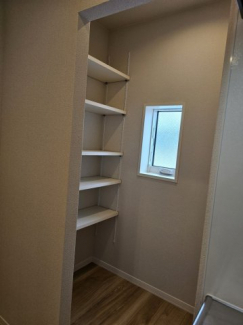 【収納】 キッチン横にパントリーがありますよ