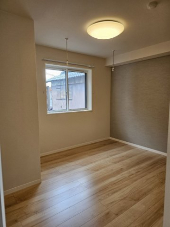 【寝室】 落ち着いた色のお部屋です