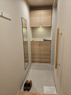 【玄関】 人感センサーの照明で便利!全身ミラーもあります。小物がかけられるフックもありますよ♪