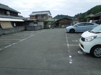 【駐車場】 【駐車場】