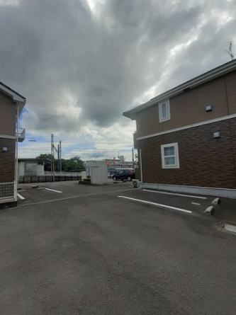 【駐車場】 車をお持ちの方に嬉しい駐車場付きの物件です