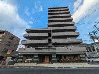 スーパー徒歩8分、コンビニ徒歩4分、清水小学校目の前の立地!