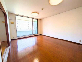 大きな窓から光がたっぷり差し込むリビング。