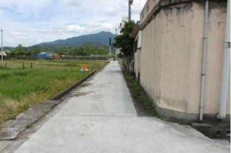 幅員約2.7mですが十分、車の往来は可能な北側道路です