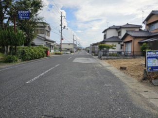 【前面道路含む現地写真】 前面道路は約9mありゆったりとしています