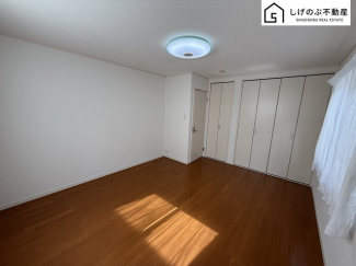 【洋室】 全居室に収納を完備しておりますので、いつでもお部屋をすっきりとお使い頂けそうです。自分好みのインテリアやレイアウトを考えるのも楽しみです♪