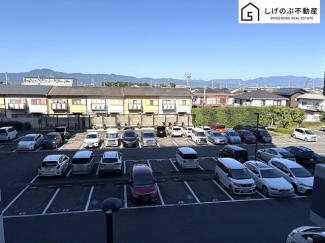 【展望】 青い空が広がる開放的なバルコニー。日差しを遮るものがないので、育ち盛りのお子様のお洗濯ものが多くてもたっぷり気持ちよくお洗濯して頂けます。