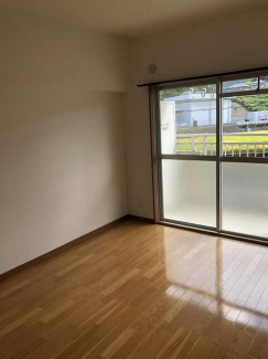 バルコニー際の洋室です。